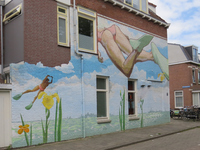 828612 Gezicht op de muurschildering op de gevel van het pand Cremerstraat 18A te Utrecht, vervaardigd door het ...